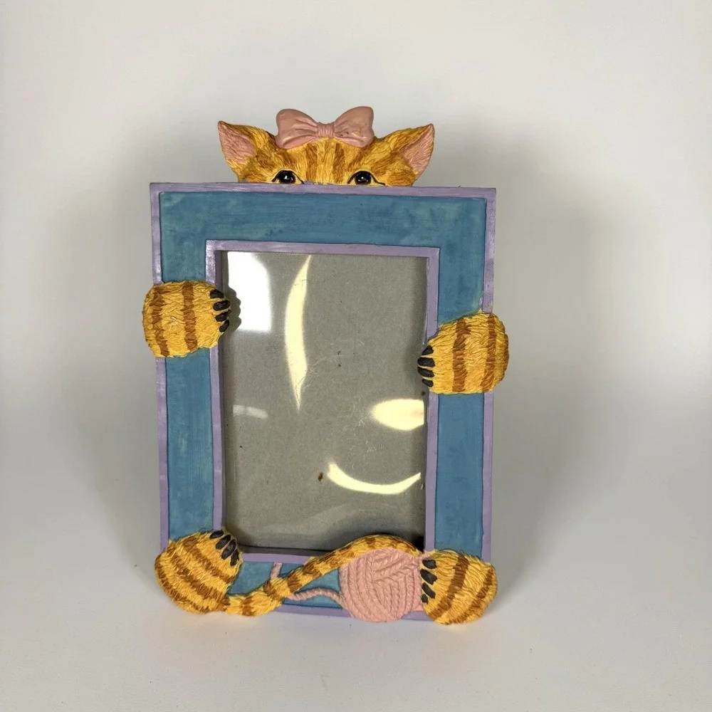Vintage‎ Resin Kitty Cat Picture Photo Frame Whimsical Kitschy 90s Yarn Ball